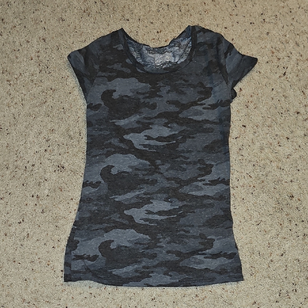 Rue21 Black and Gray Camo Short Sleeve Tee